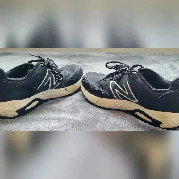 NEW BALANCE 410 v8 Trail Running Shoes BLK & WHITE Womens Size 6.5 - Picture 12 of 13